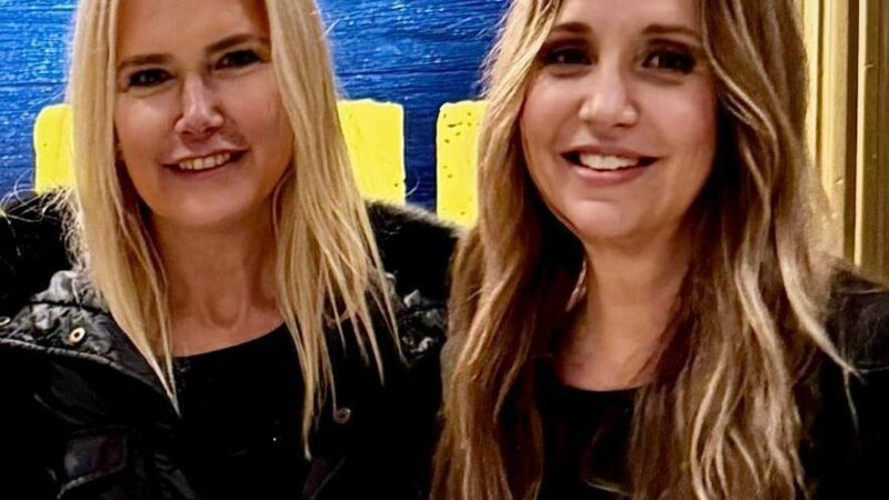 VALERIA MAZZA Y FERNANDO DENTE JUNTO A CARLA CALABRESE EN EL FESTEJO DE LOS TRES AÑOS EN CARTEL DEL MUSICAL “COME FROM AWAY” EN EL TEATRO MAIPO DE BUENOS AIRES.