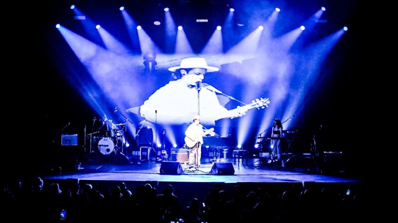 @COTI: EL CANTANTE COTI SOROKIN HIZO VIBRAR EL TEATRO COLISEO CON ENTRADAS AGOTADAS Y UN MENSAJE DE ESPERANZA.