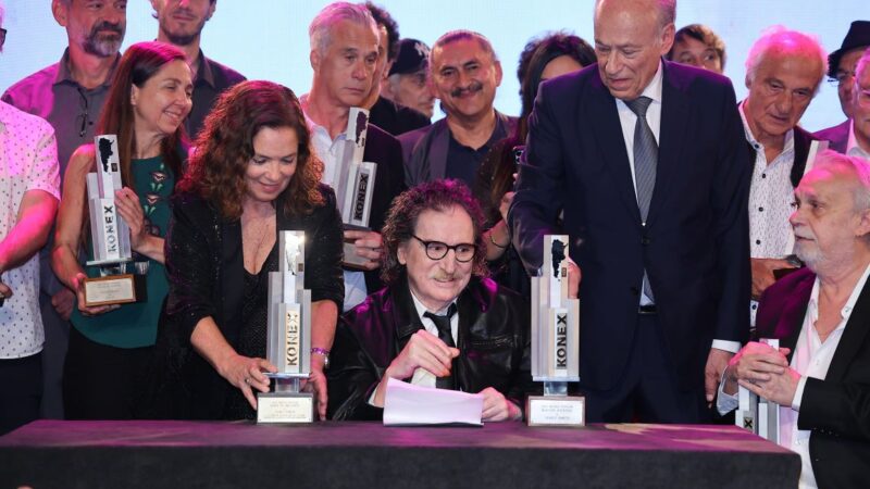 @PREMIOKONEX: CHARLY GARCÍA SE ADJUDICÓ EL PREMIO KONEX DE BRILLANTE A LA MÚSICA POPULAR. PREMIOS KONEX DE HONOR FUERON PARA MARIANO MORES Y JAVIER MARTÍNEZ.