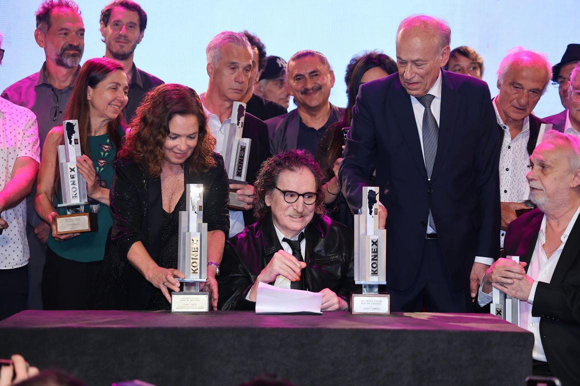 @PREMIOKONEX: CHARLY GARCÍA SE ADJUDICÓ EL PREMIO KONEX DE BRILLANTE A LA MÚSICA POPULAR. PREMIOS KONEX DE HONOR FUERON PARA MARIANO MORES Y JAVIER MARTÍNEZ.